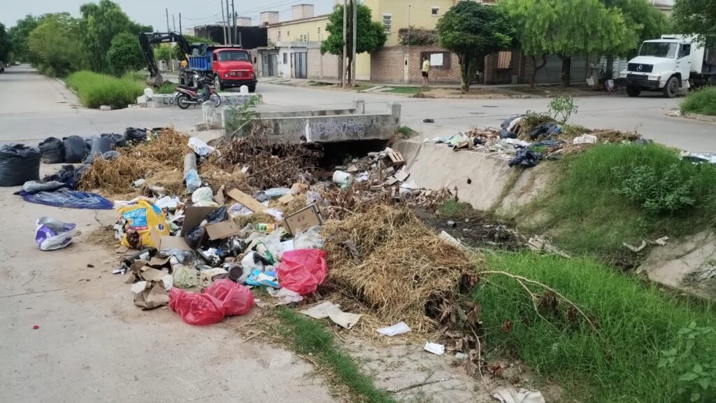 Trabajan en la limpieza y mantenimiento de los desagües del barrio Siglo XX