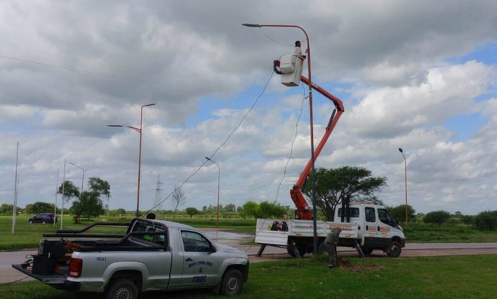 En Frías trabajan para normalizar el sistema de alumbrado público en el acceso norte