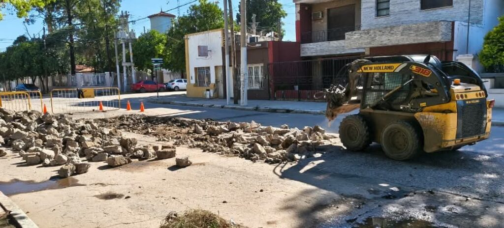 Frías: Personal municipal trabaja en la reparación de pavimento Frías: Personal municipal trabaja en la reparación de pavimento