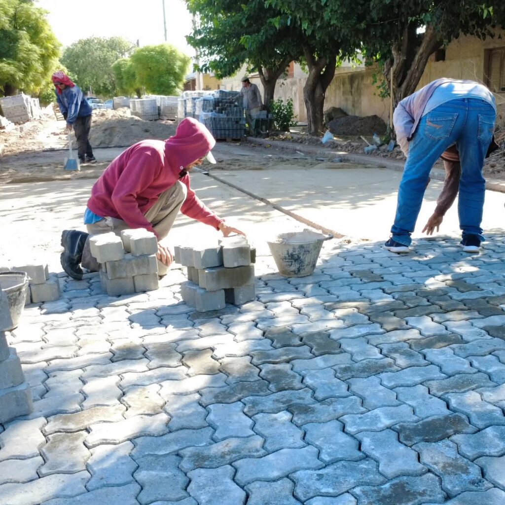 Quimilí: Avanzan los trabajos de adoquinado sobre calle Saavedra