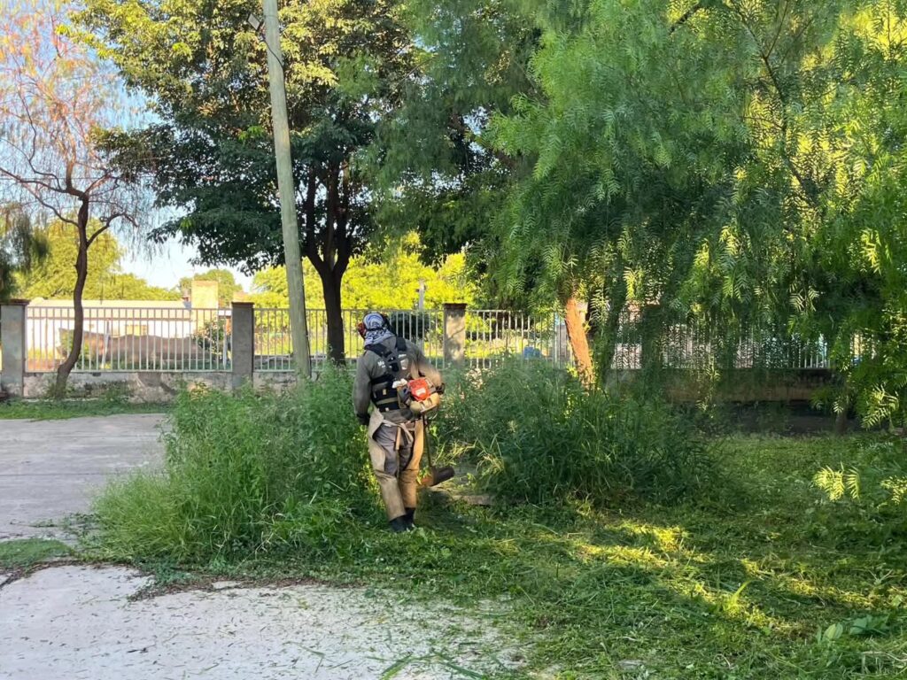 Monte Quemado: Intensifican los trabajos de desmalezado en espacios públicos