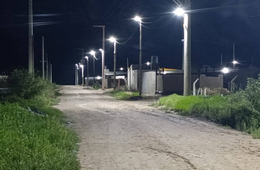 Añatuya: Avanzan los trabajos de alumbrado led en el barrio Manzione Ampliación