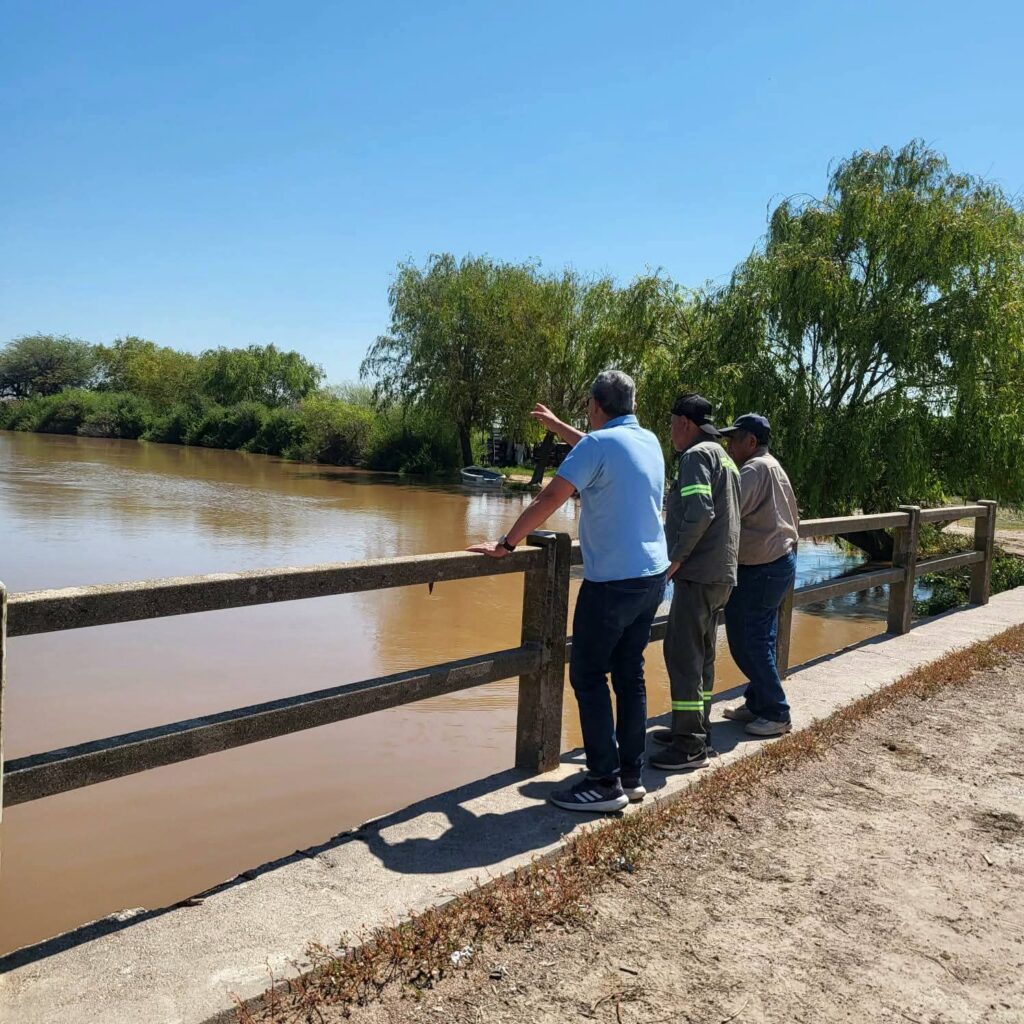 Continúa el monitoreo en el puente Paso de la Cina en el límite entre los departamentos Quebrachos y Rivadavia