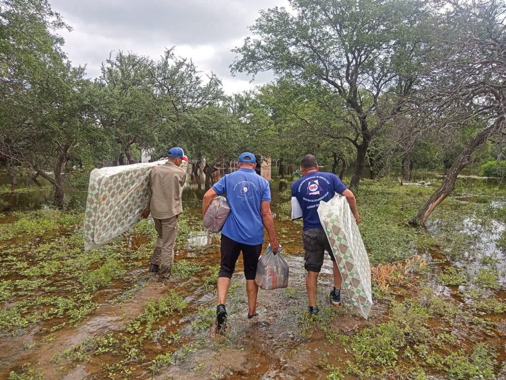 Realizan trabajo territorial en zonas afectadas por desbordes de ríos