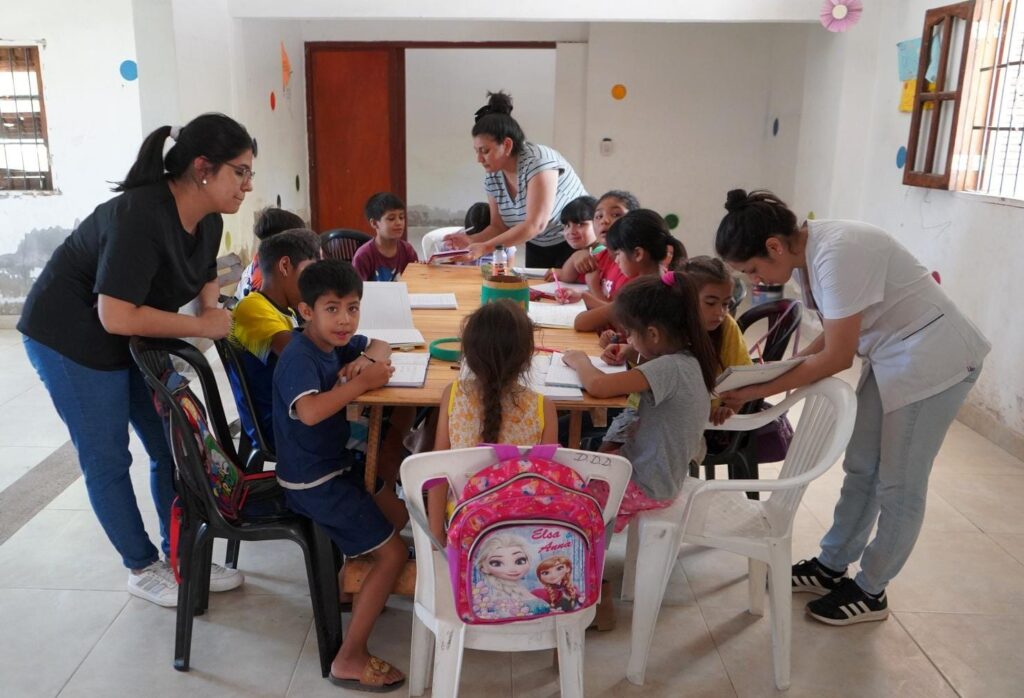El municipio bandeño brindó clases gratuitas de apoyo escolar en el barrio Sarmiento