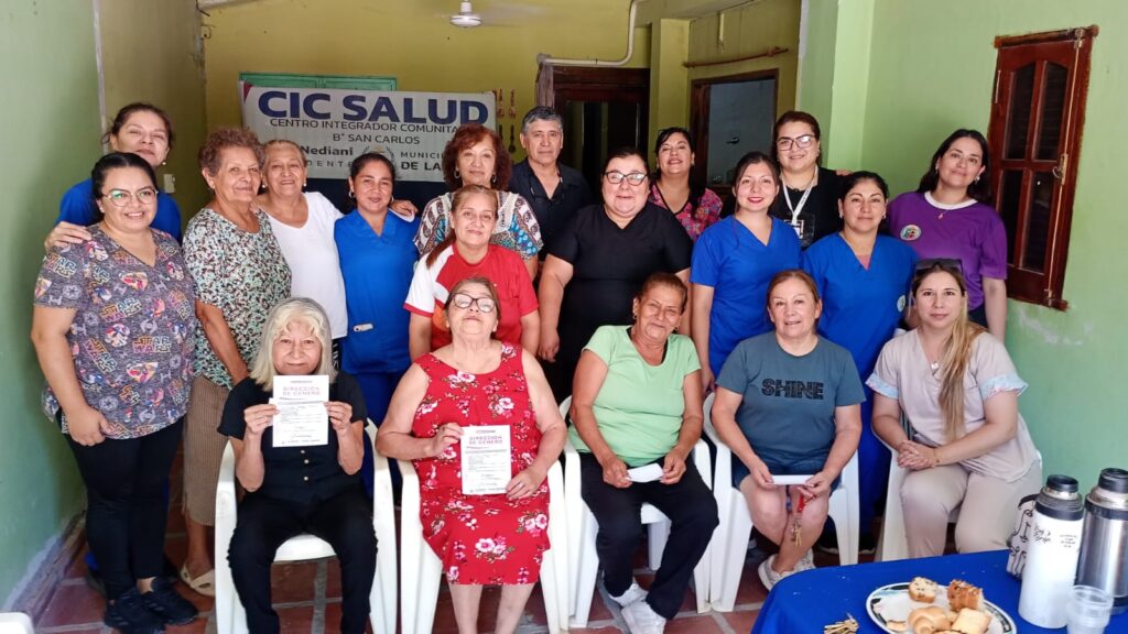 Actividad de asistencia social en el Barrio San Carlos para adultos mayores bandeños