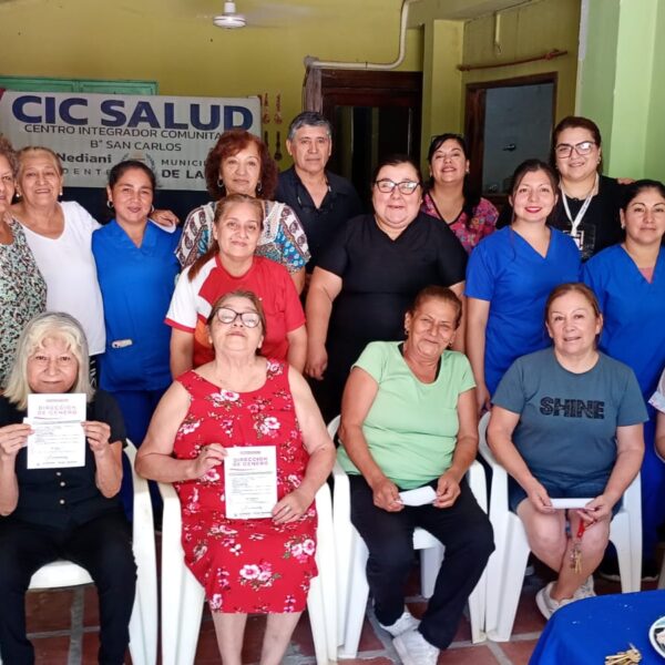Actividad de asistencia social en el Barrio San Carlos para adultos mayores bandeños