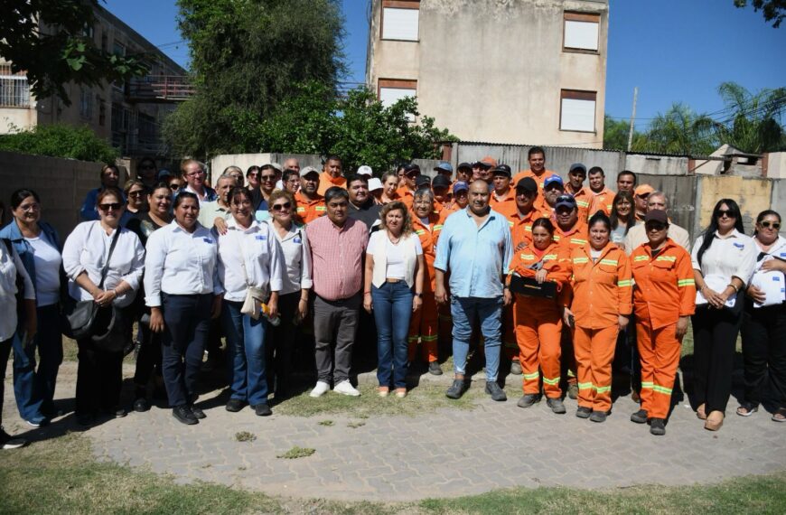 Fuentes entregó indumentaria de trabajo al personal del centro operativo del barrio Autonomía