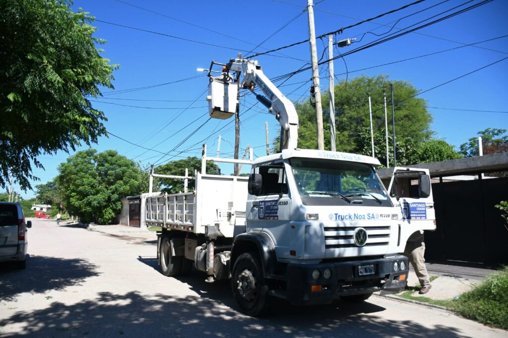 Continúan los  trabajos de reposición de puntos luz en distintos barrios de la Ciudad Capital