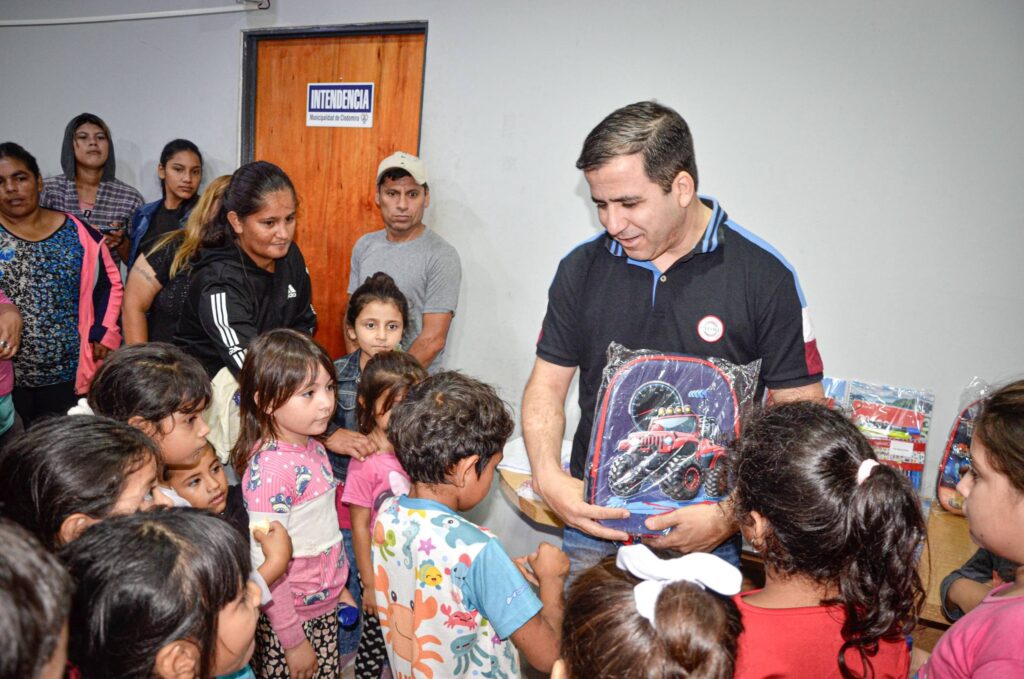 El intendente Ruiz entregó kits escolares a chicos que cursan la primaria y la secundaria en Clodomira