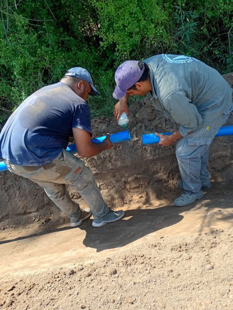 Avanzan las obras de extensión de cañerías de agua en el paraje La Cuchilla cercano a Fernández