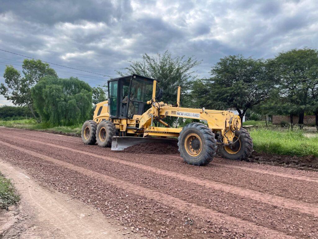 En Loreto avanzan con trabajos para mejorar calles y caminos vecinales