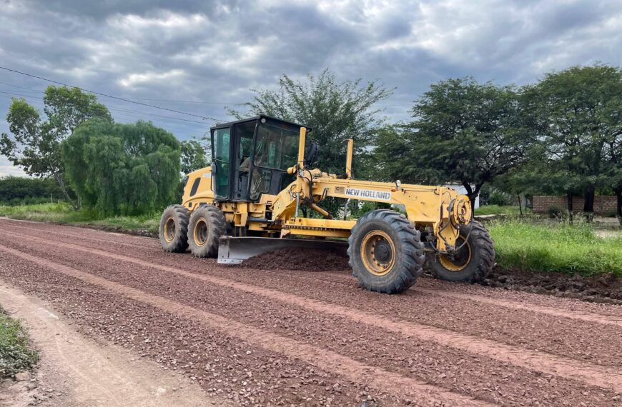 En Loreto avanzan con trabajos para mejorar calles y caminos vecinales