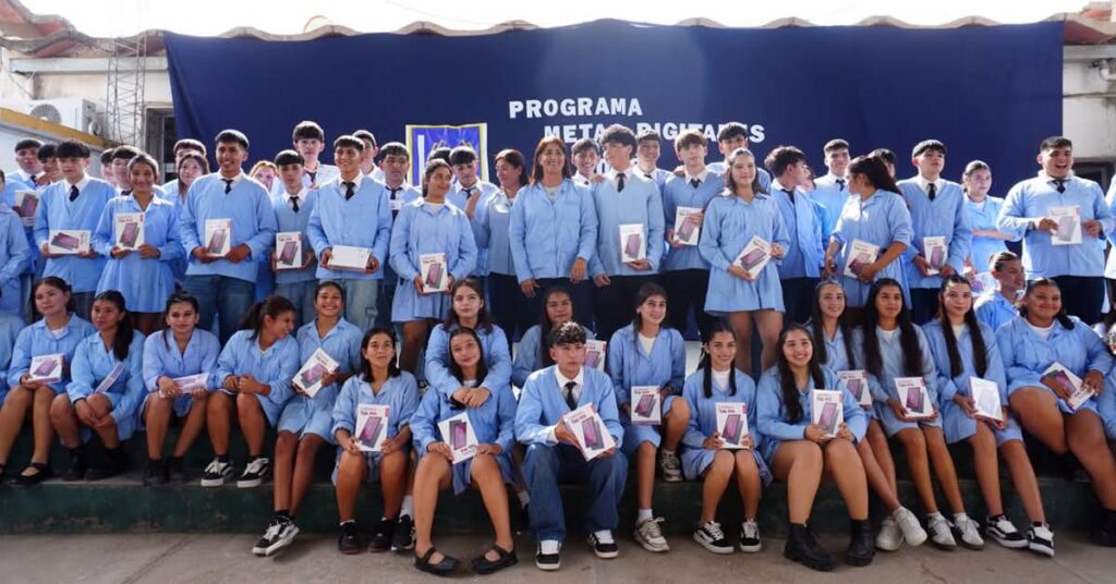 Pinto: Alumnos de 5° año del Instituto Francisco de Aguirre recibieron tablets del programa Metas Digitales Pinto: Alumnos de 5° año del Instituto Francisco de Aguirre recibieron tablets del programa Metas Digitales