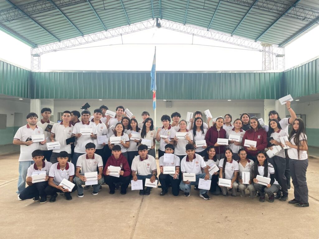 Nueva Esperanza: Entregan tablets a estudiantes del Colegio Agrotécnico N° 2 “María Auxiliadora”