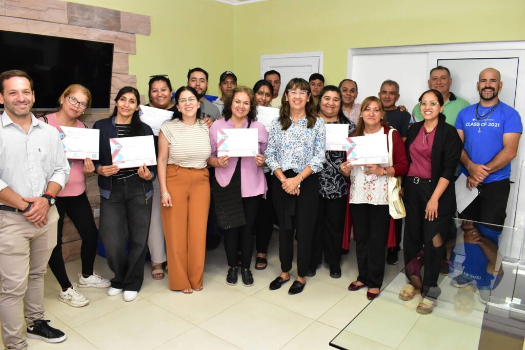 Entregan certificados a alumnos de Fernández que se capacitaron en oficios