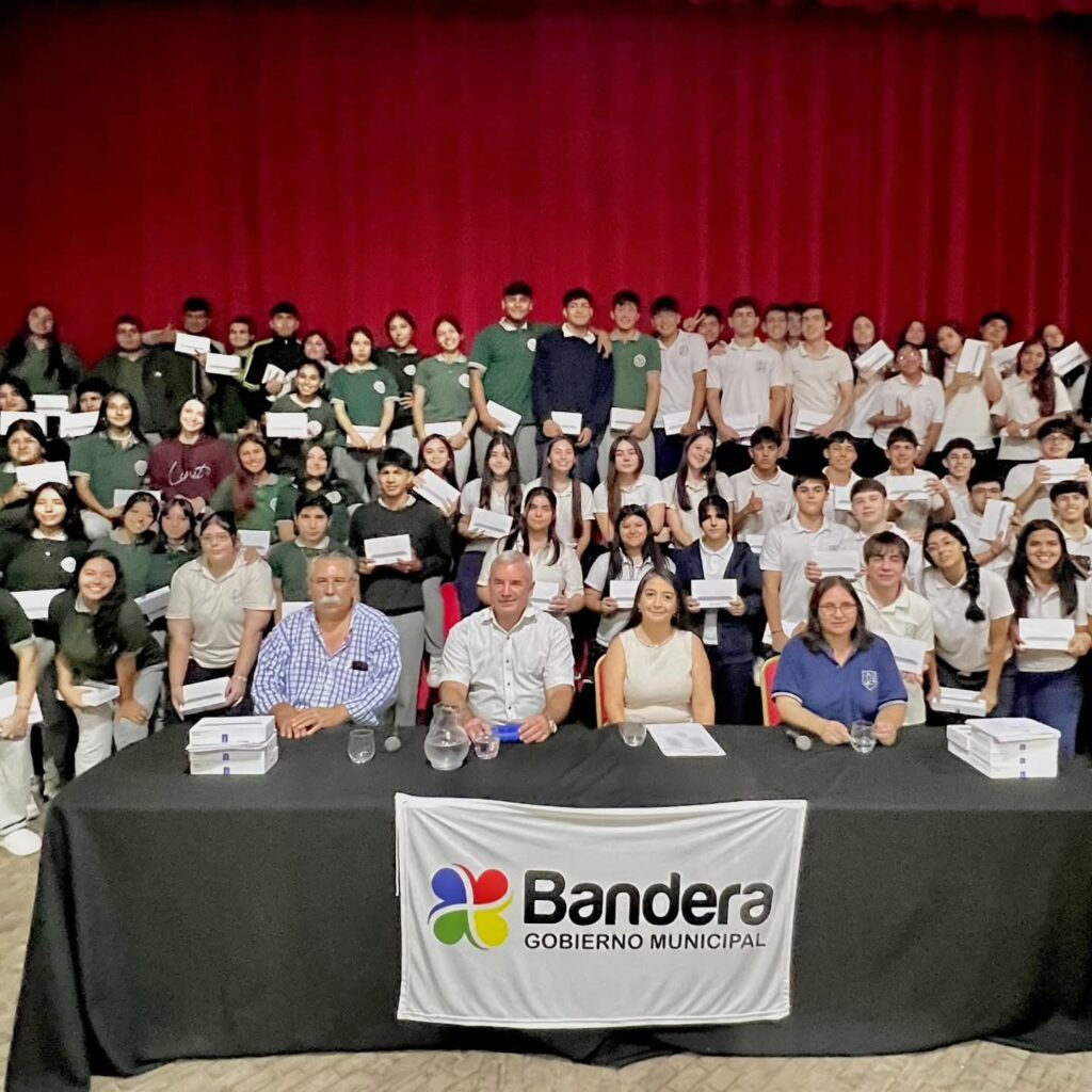 Estudiantes de la ciudad de Bandera recibieron tablets del programa Metas Digitales
