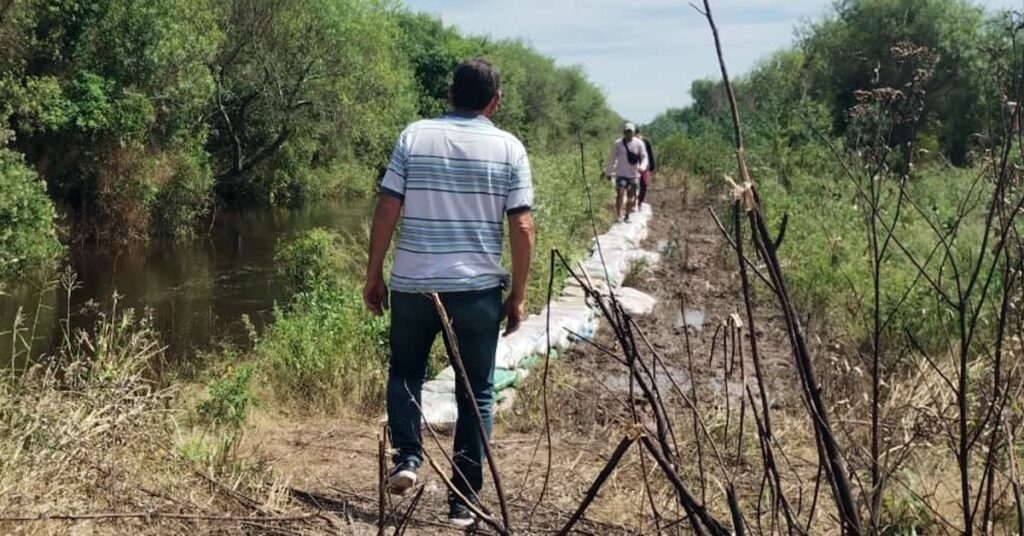 Autoridades de Pinto monitorean los desbordes de los ríos Utis y Salado y brindan asistencia a los vecinos