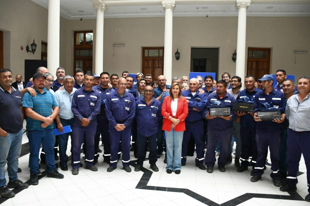 Fuentes entregó uniformes al personal de Obras Públicas