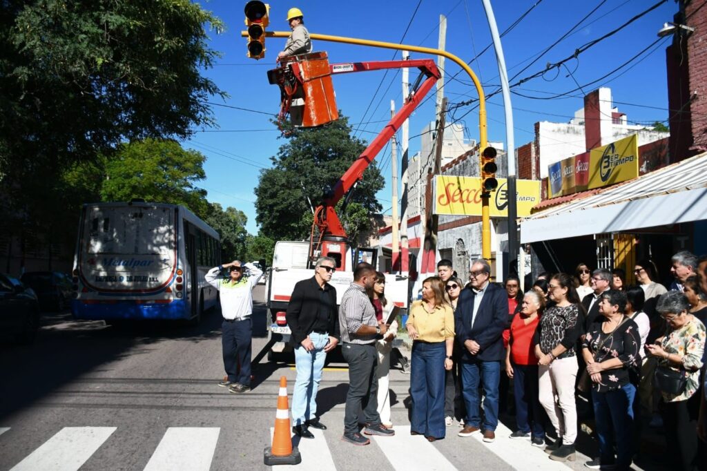 Fuentes supervisó la instalación de un nuevo semáforo que se suman para el ordenamiento del tránsito