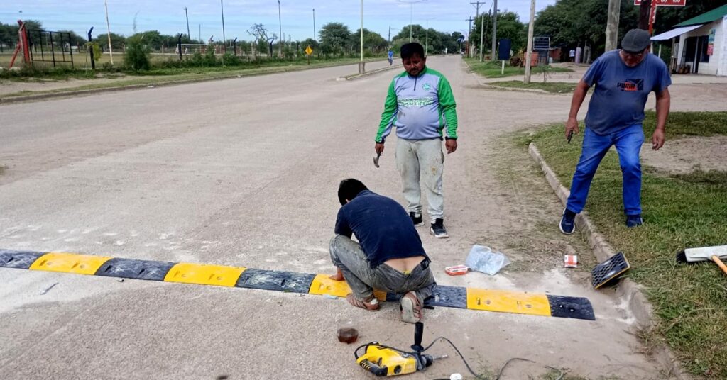 Instalan reductores de velocidad en las principales avenidas de Pinto Instalan reductores de velocidad en las principales avenidas de Pinto