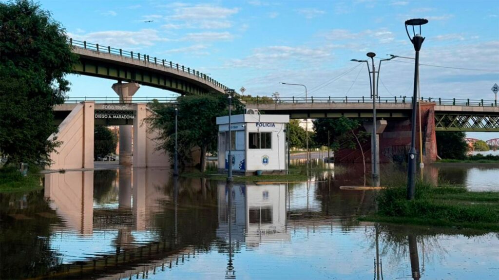 La creciente del río Dulce llegó a la Costanera norte y encendió la alarma en la Capital