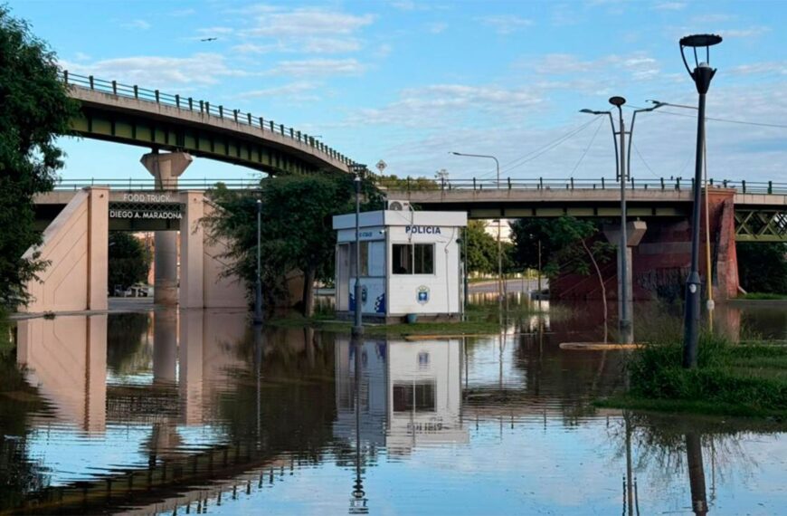 La creciente del río Dulce llegó a la Costanera norte y encendió la alarma en la Capital
