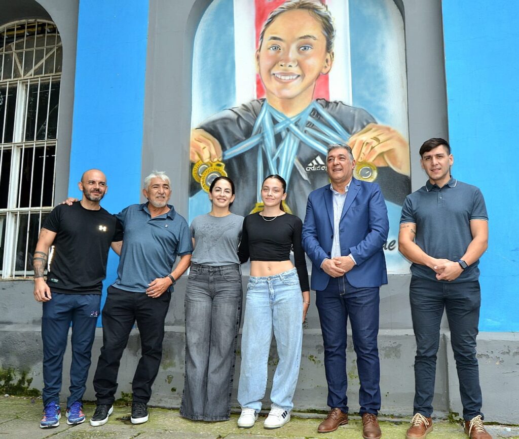 Con un mural distinguieron a la atleta bandeña María Antonella Domergue y a las mujeres deportistas
