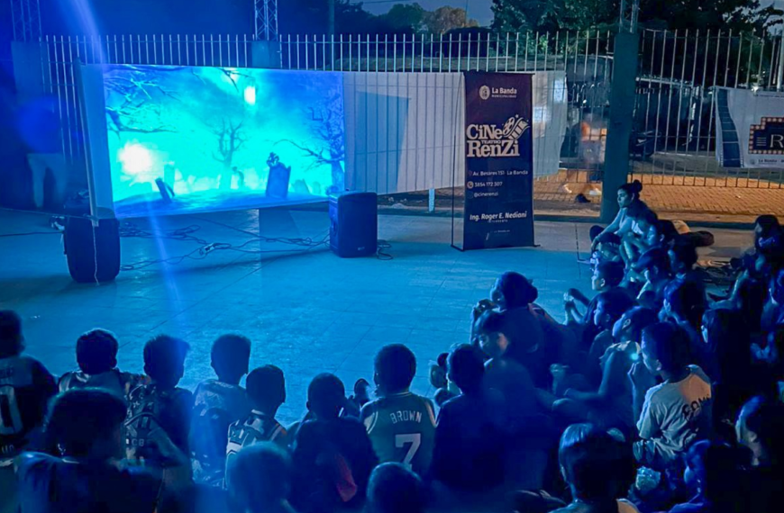 Una pantalla que recorre la ciudad: el Cine Móvil del Renzi llega a los barrios