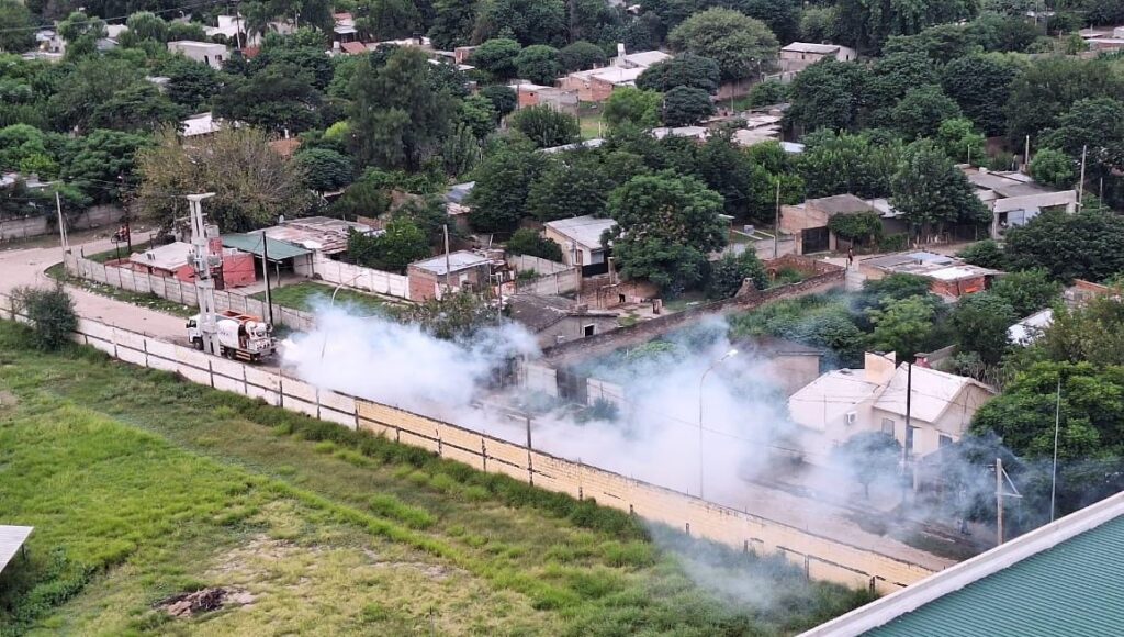 Refuerzan la fumigación en barrios de La Banda afectados por las inundaciones
