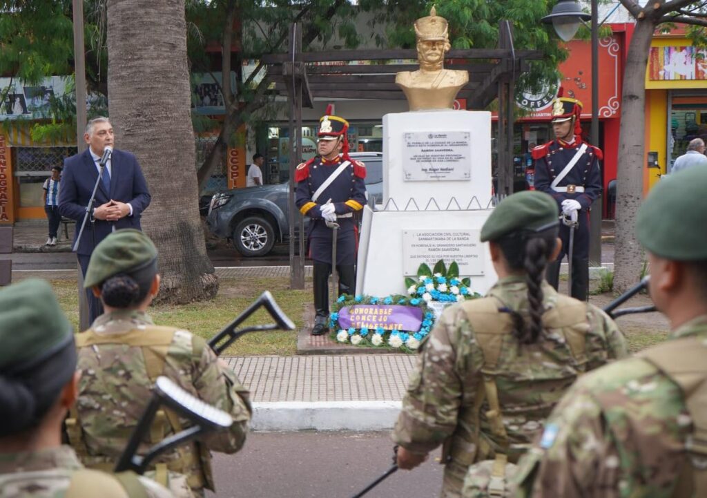 La Banda rindió homenaje al granadero Ramón Saavedra con la inauguración de un busto en su honor