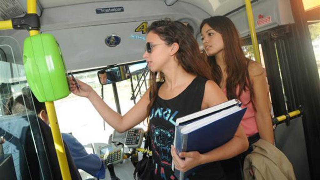 Fernández: Firman convenio para el Boleto Estudiantil que beneficiará a más de 150 jóvenes