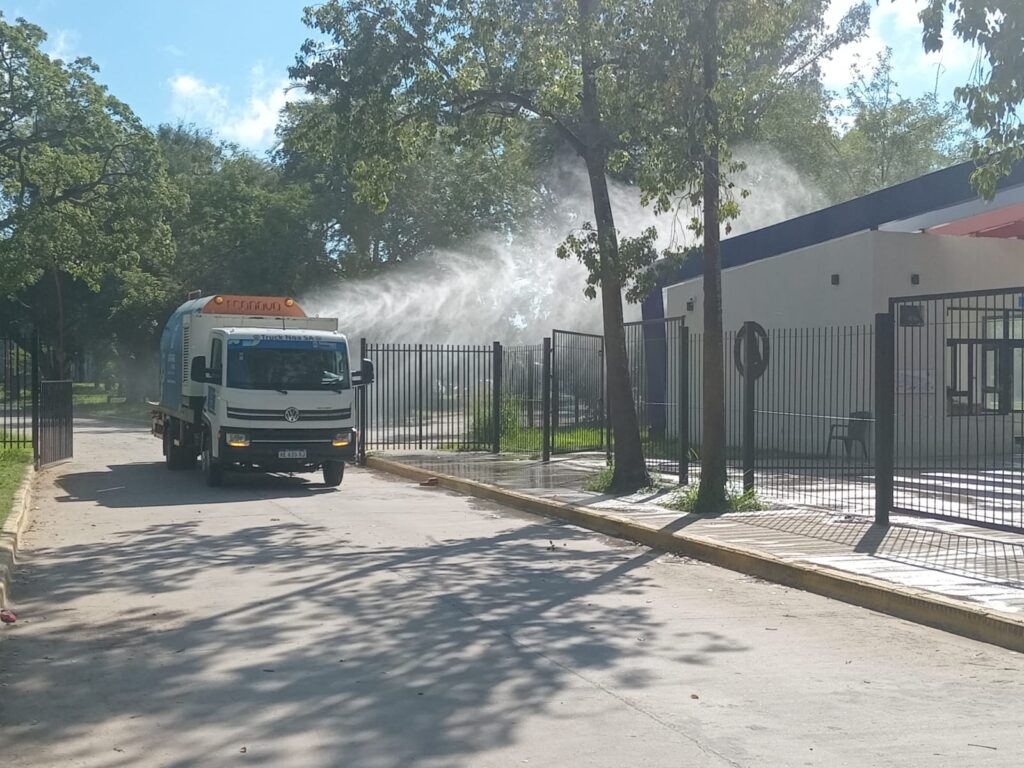 Trabajan en la fumigación del Parque Aguirre