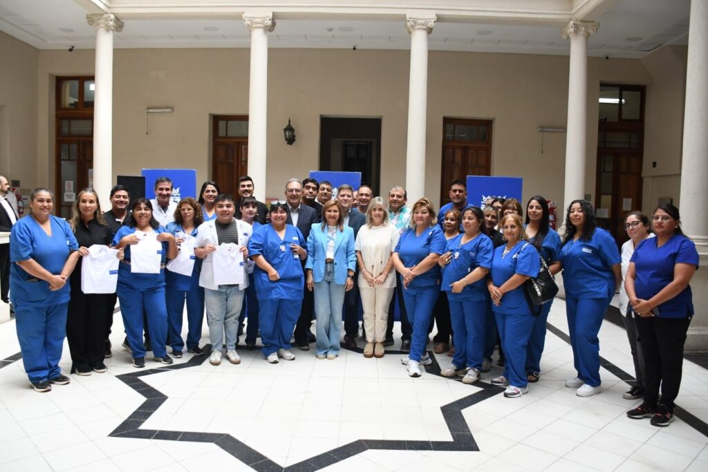 Fuentes destacó el trabajo del personal de Salud al entregar más de 400 uniformes de trabajo
