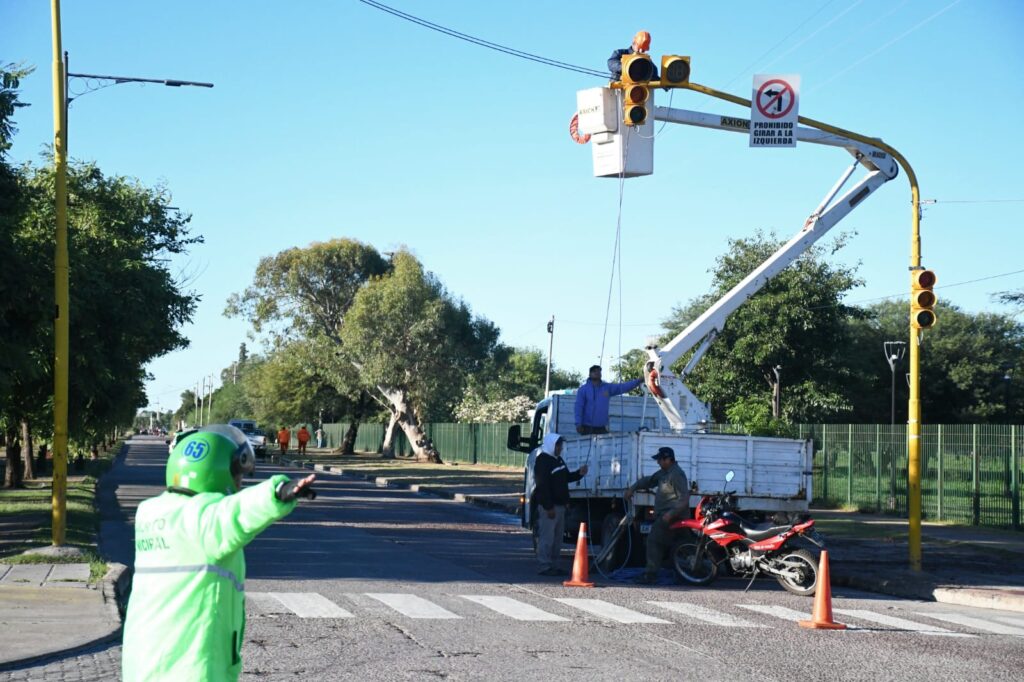 Realizan el mantenimiento y mejoras del sistema de semáforos