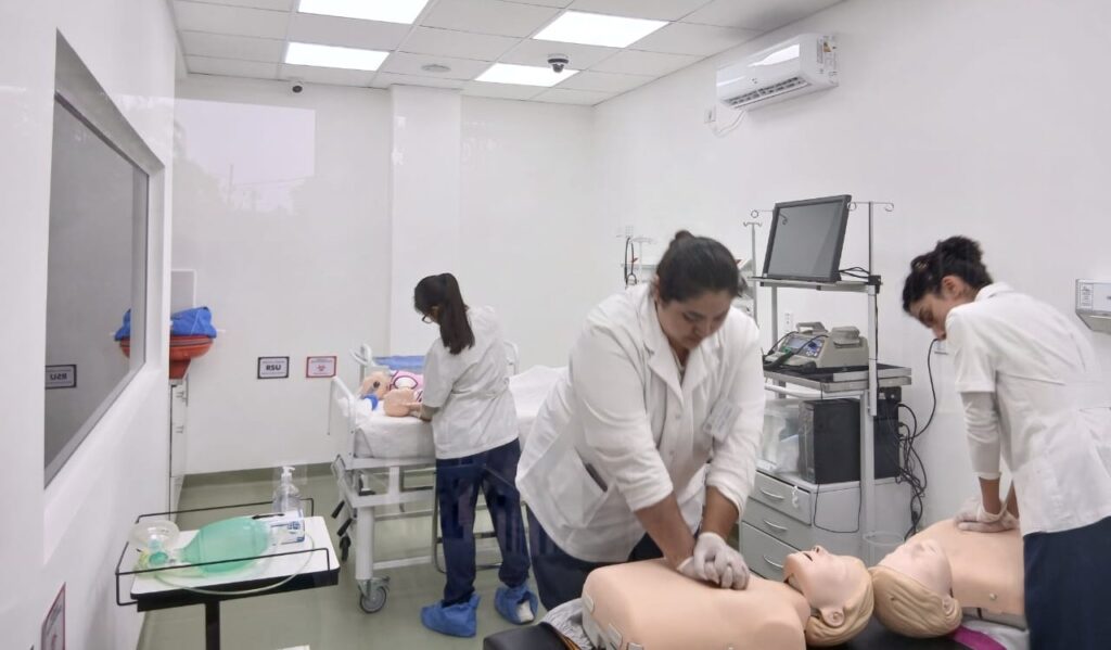 Estudiantes de Enfermería y Obstetricia realizan prácticas en escenarios simulados