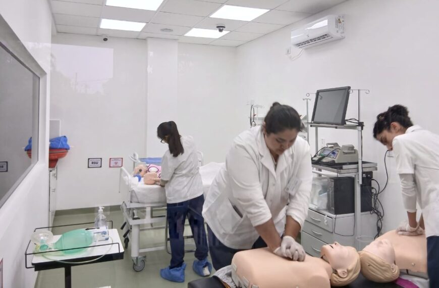 Estudiantes de Enfermería y Obstetricia realizan prácticas en escenarios simulados