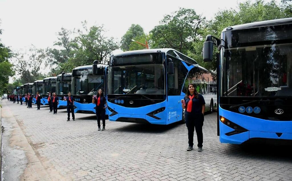 Movilidad sustentable: Santiago lanza su primera línea de colectivos 100% eléctricos