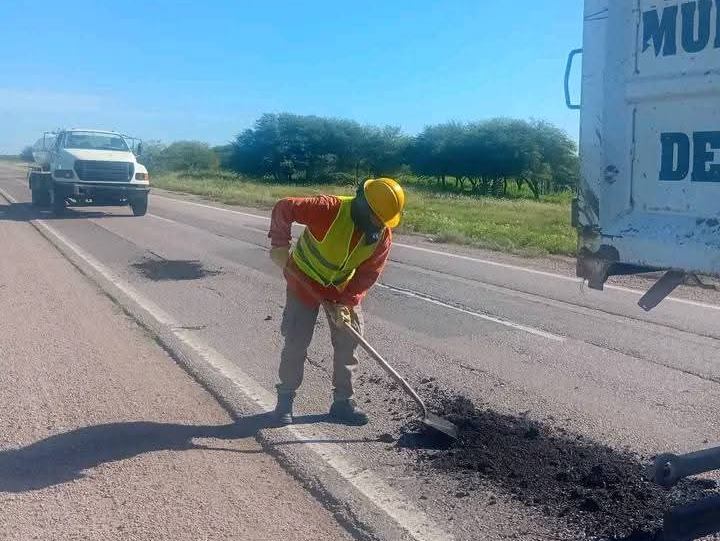 Los municipios de Colonia Dora, Icaño y Herrera se unieron para bachear la ruta 34 y salvar vidas