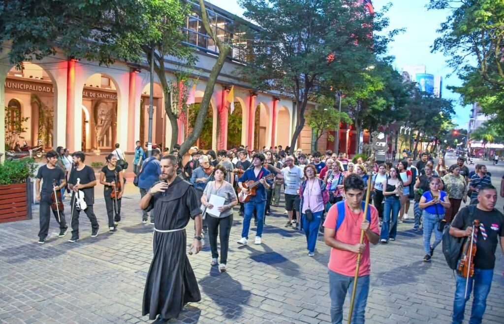 Realizan un emotivo  Víacrucis con violines por las calles de la ciudad