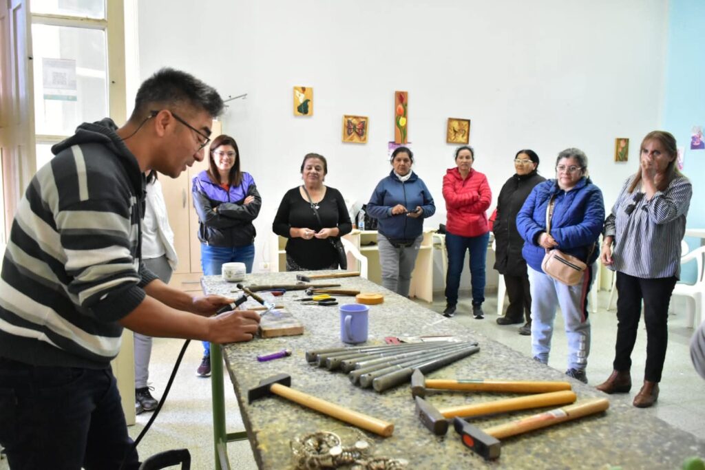 En Frías inició un taller de capacitación en joyería