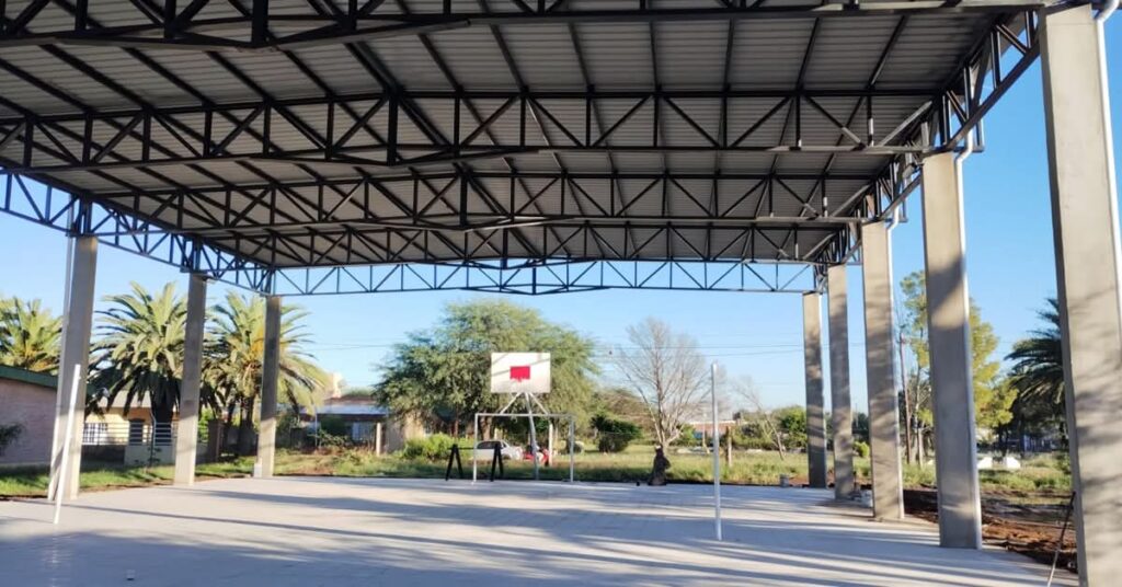 Pinto: Se encuentra en etapa final la construcción del playón deportivo de la Escuela 737 Pinto: Se encuentra en etapa final la construcción del playón deportivo de la Escuela 737