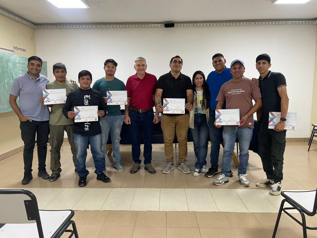 Vecinos de Nueva Esperanza concluyeron una capacitación en Electricidad y Electrónica del Automotor