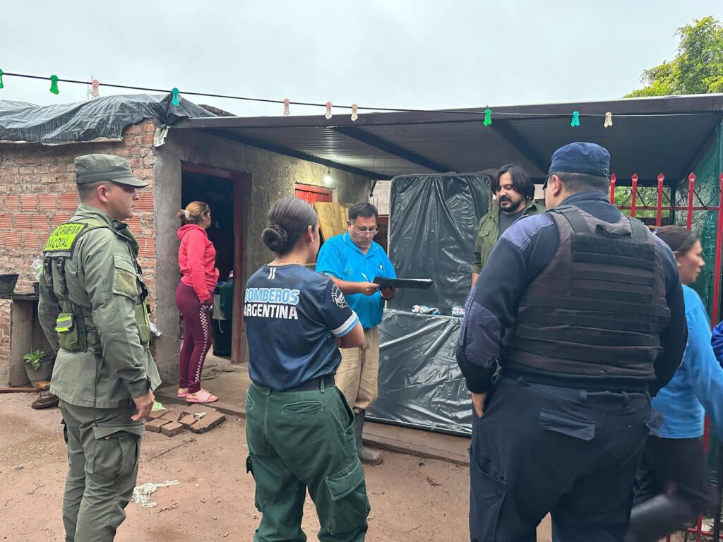 Asisten a familias de Monte Quemado afectadas por el último temporal