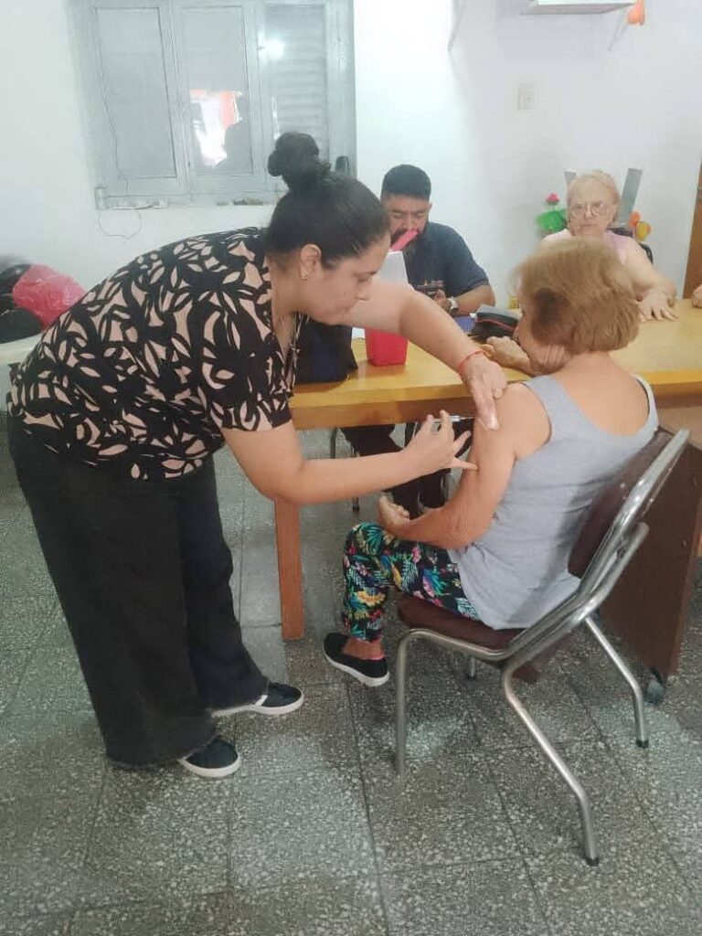 Concretaron la vacunación antigripal para este año en 24 centros de jubilados de la Capital