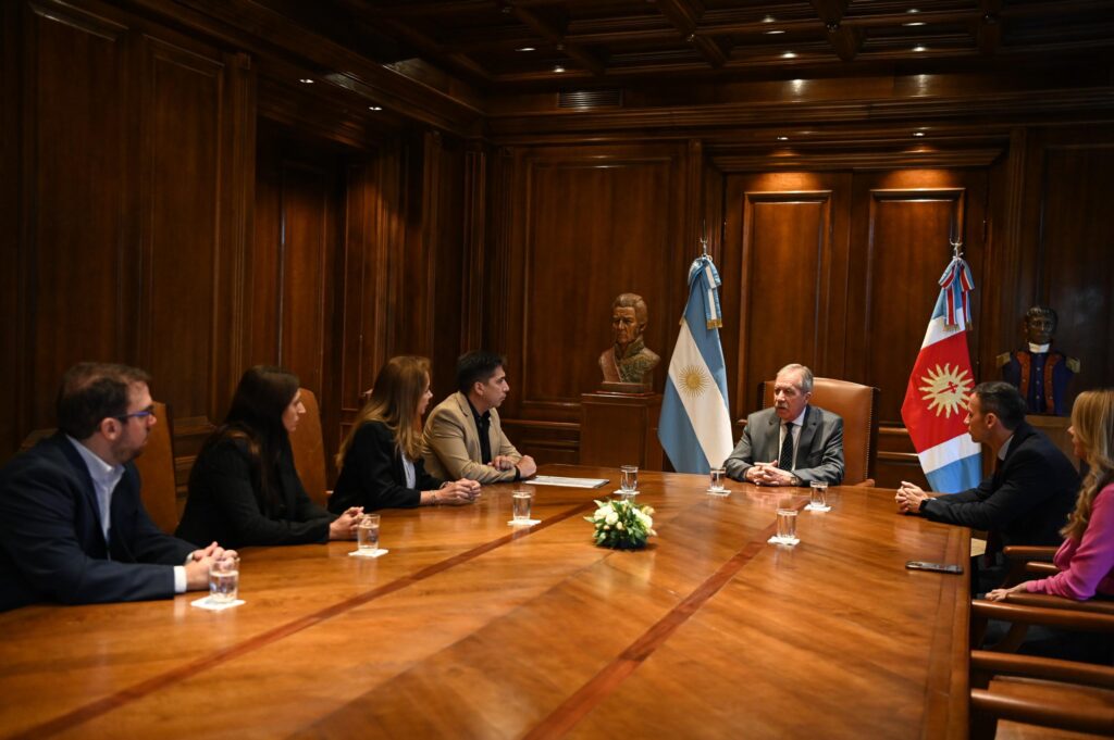 El gobernador Elías Suárez se reunió con la Cámara de Comercio e Industria para fortalecer el sector