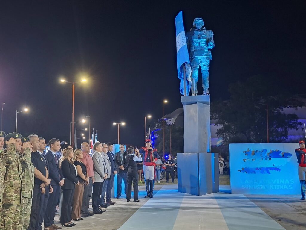 Emotiva vigilia en homenaje a los héroes de Malvinas en Santiago del Estero