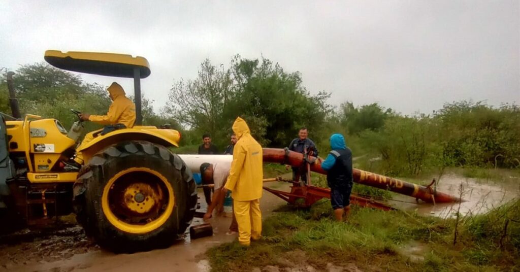Empleados municipales ejecutan tareas para paliar los efectos del temporal en Pinto Empleados municipales ejecutan tareas para paliar los efectos del temporal en Pinto