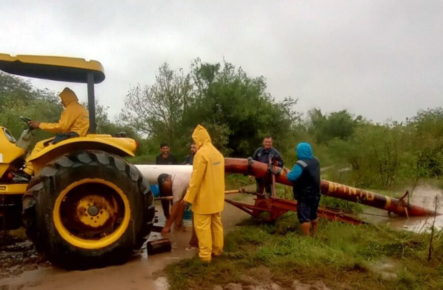 Empleados municipales ejecutan tareas para paliar los efectos del temporal en Pinto