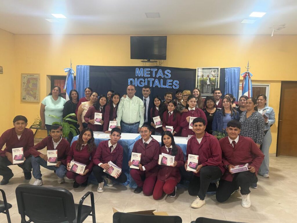 Estudiantes de Estación Simbolar recibieron las tablets del programa Metas Digitales Estudiantes de Estación Simbolar recibieron las tablets del programa Metas Digitales